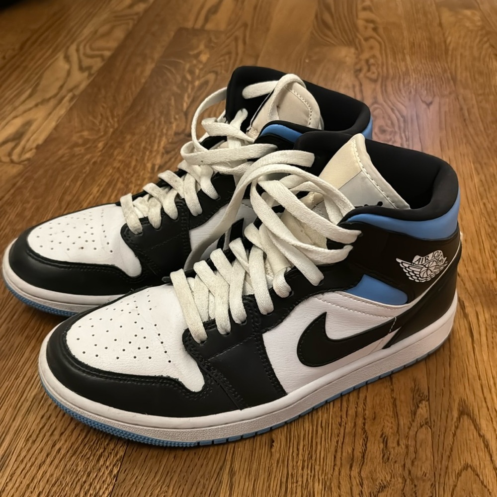 Size 8 women’s Jordans. Laces need to be washed. Lightly worn.